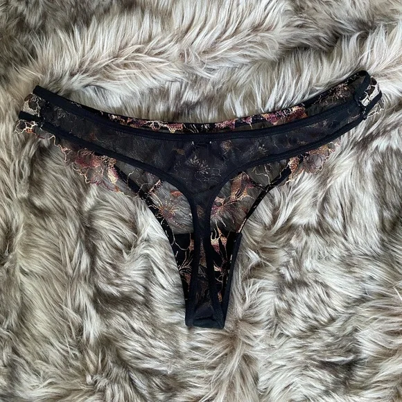 Victoria's Secret Lace Unlined Front Close Plunge Bra and Thong Panty Set - Picture 14 of 14